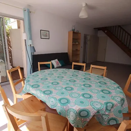 Belle Maison De Vacances: Seaside Retreat With Garden And Balcony Portiragnes